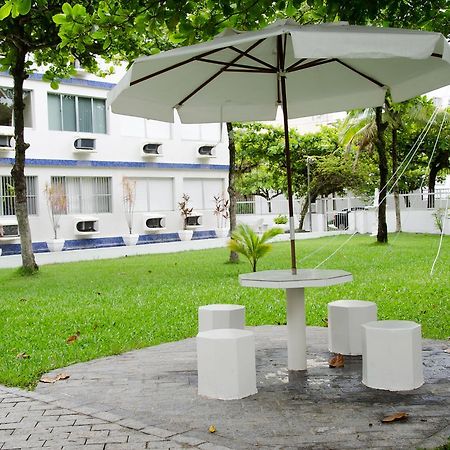 Apto com Ar condicionado a 200 m da praia - atrás do Shopping Enseada Appartamento Guarujá Esterno foto
