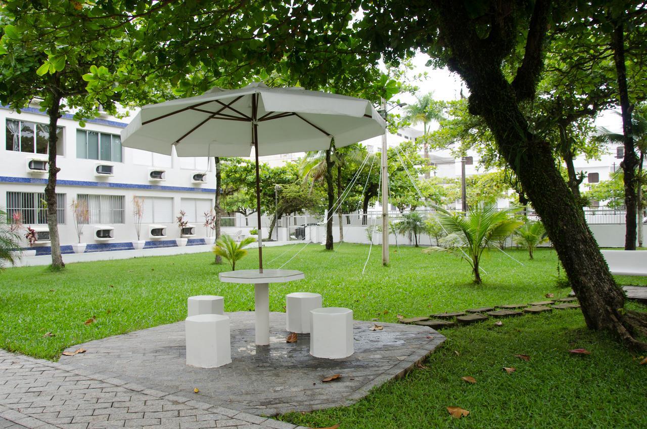 Apto com Ar condicionado a 200 m da praia - atrás do Shopping Enseada Appartamento Guarujá Esterno foto