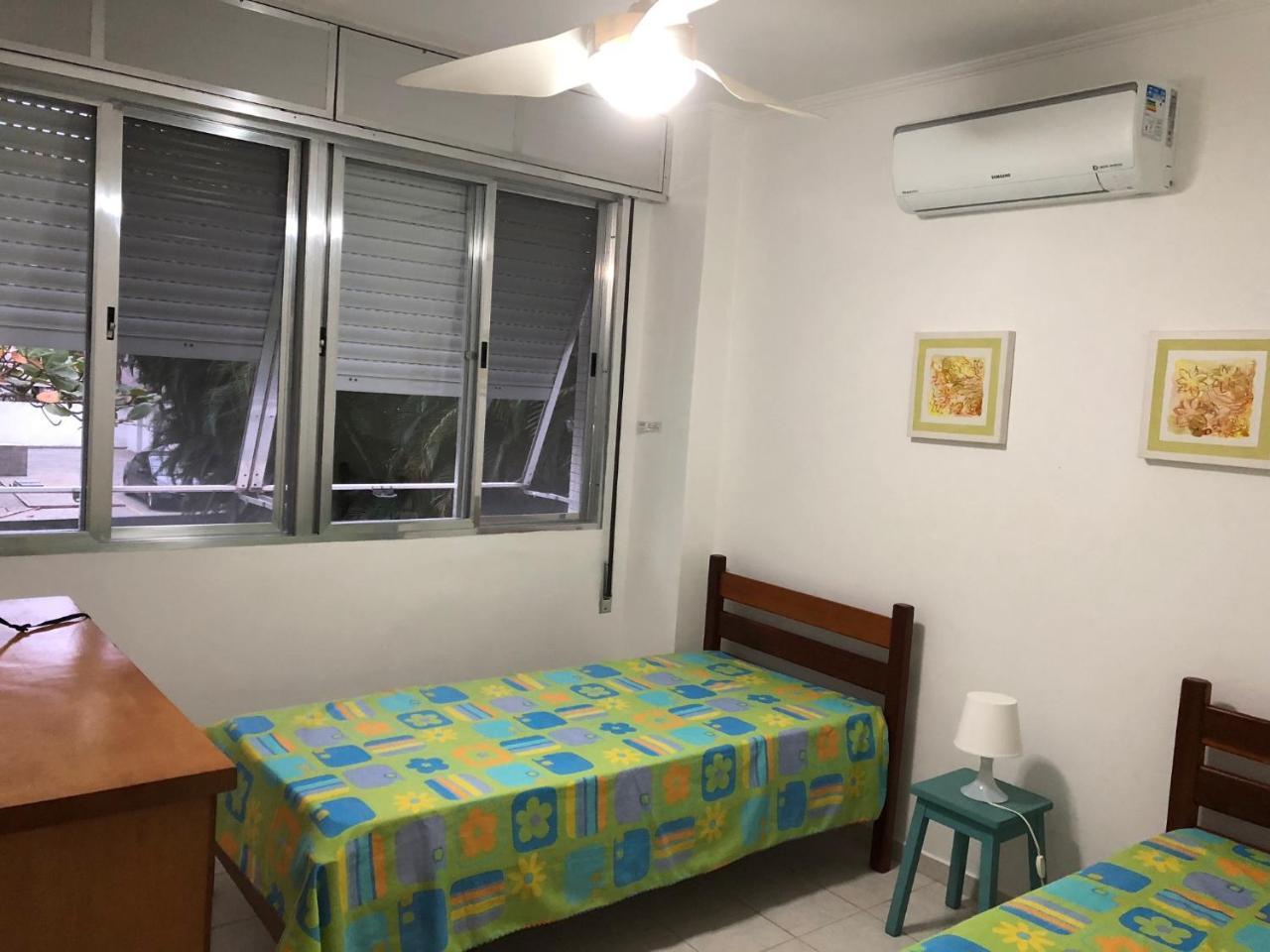 Apto com Ar condicionado a 200 m da praia - atrás do Shopping Enseada Appartamento Guarujá Esterno foto